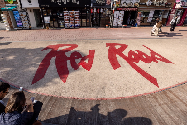 홍대 일대의 붉은 컬러 보행길인 레드로드 광장 모습. /서울관광재단 제공