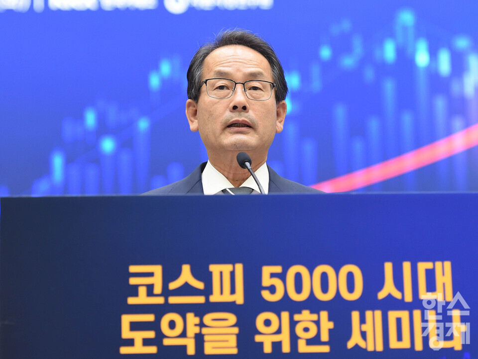 더불어민주당 강준현 국회 정무위원회 간사가 11일 오후 서울 여의도 한국거래소 마켓스퀘어에서 열린 ‘코스피 5000 시대 도약’을 위한 세미나에서 축사를 하고 있다./ 이호형 기자 leemario@sporbiz.co.kr 2025.11.11