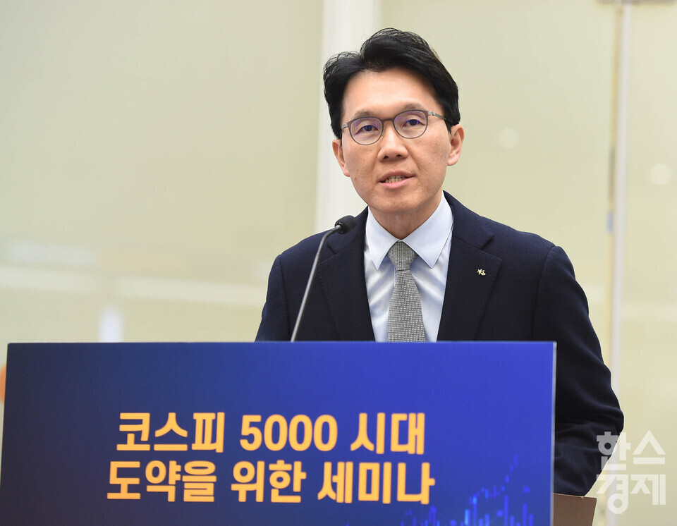 김동원 KB증권 리서치본부장이 11일 오후 서울 여의도 한국거래소 마켓스퀘어에서 열린 ‘코스피 5000 시대 도약’ 을 위한 세미나에서 ‘40년 만의 상승장 진입 : 2026 주식시장 및 반도체 전망을 중심으로’ 주제 발표를 하고 있다./ 이호형 기자 leemario@sporbiz.co.kr