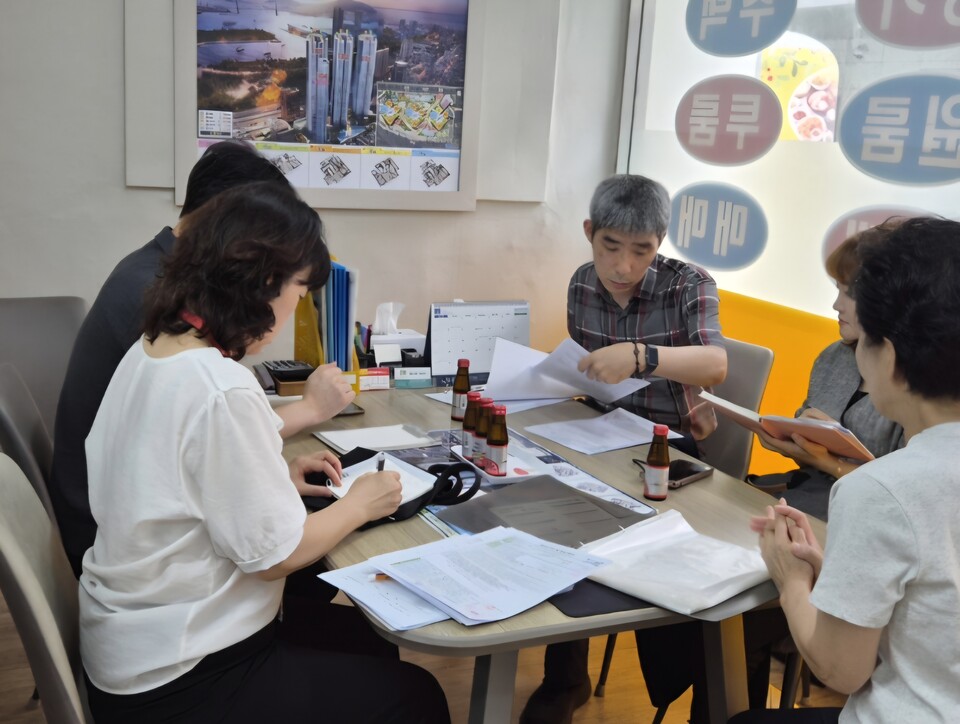 부동산증개업소 특별 합동 현장 점검 모습. 사진=부산시