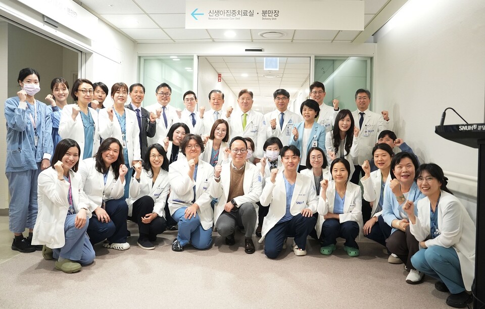 병원 집행진과 신생아중환자실 의료진들이 화이팅을 하고 있다./분당서울대병원 제공
