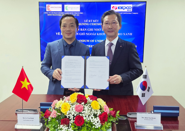 한전기술 김태균 사장(사진 오른쪽)과 Minh Thach Group사 Le Van Danh 부사장 겸 대표이사가 협약 체결 후 기념사진을 찍고 있다./한국전력기술 제공