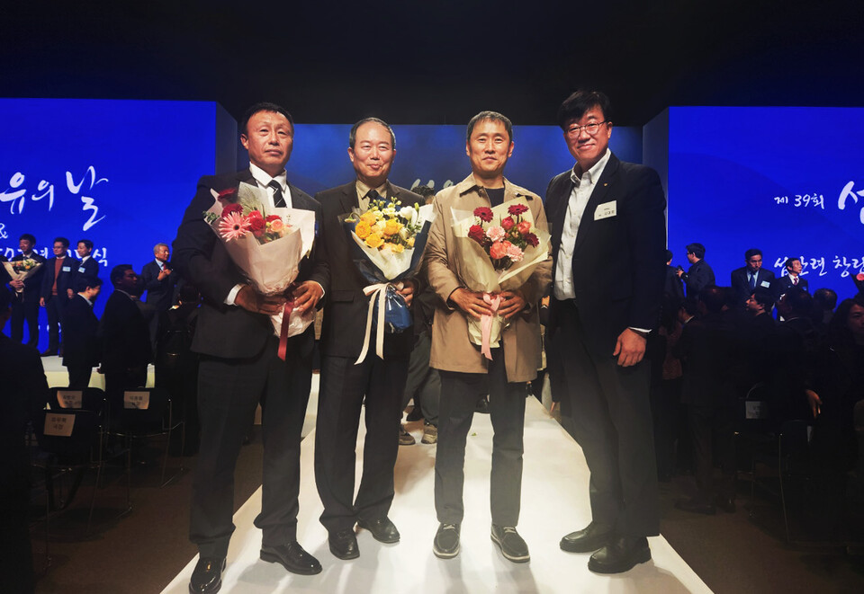 (좌측부터) 황오성·정일영·신승원 기장, 김대정 대한화섬 대표(태광산업 섬유사업본부장)./ 태광산업 제공