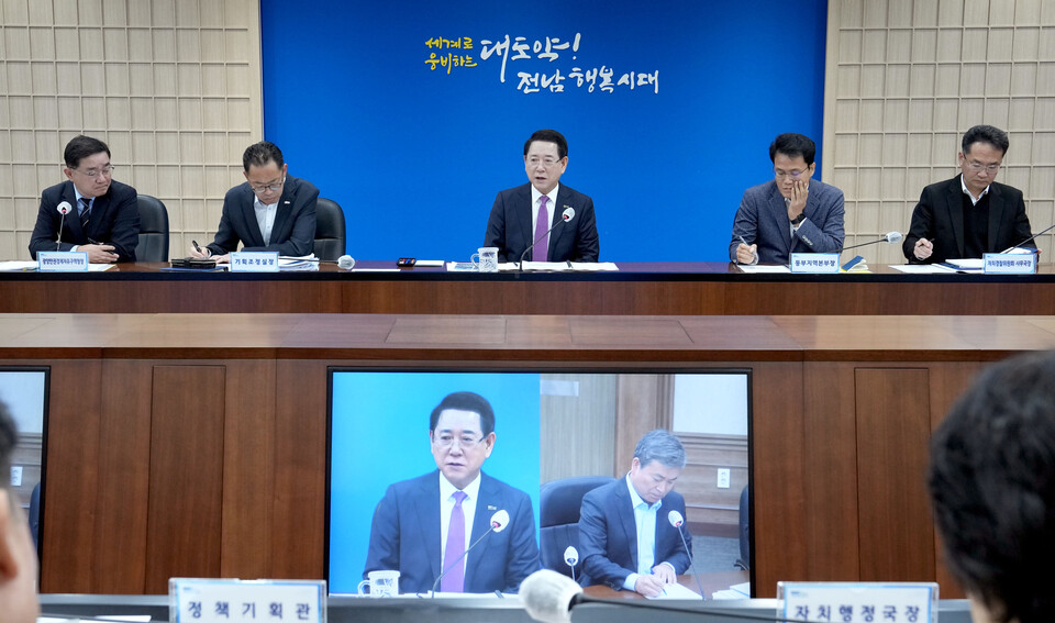 김영록 전남지사가 11일 실국장 정책회의를 주재한 자리에서 현안을 논의하고 있다. /사진=전남도
