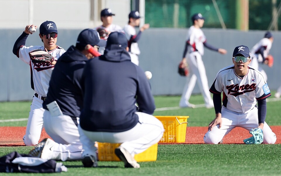 송성문(왼쪽)과 김영웅이 대표팀에 소집돼 3루 수비 훈련에 나서고 있다. /연합뉴스
