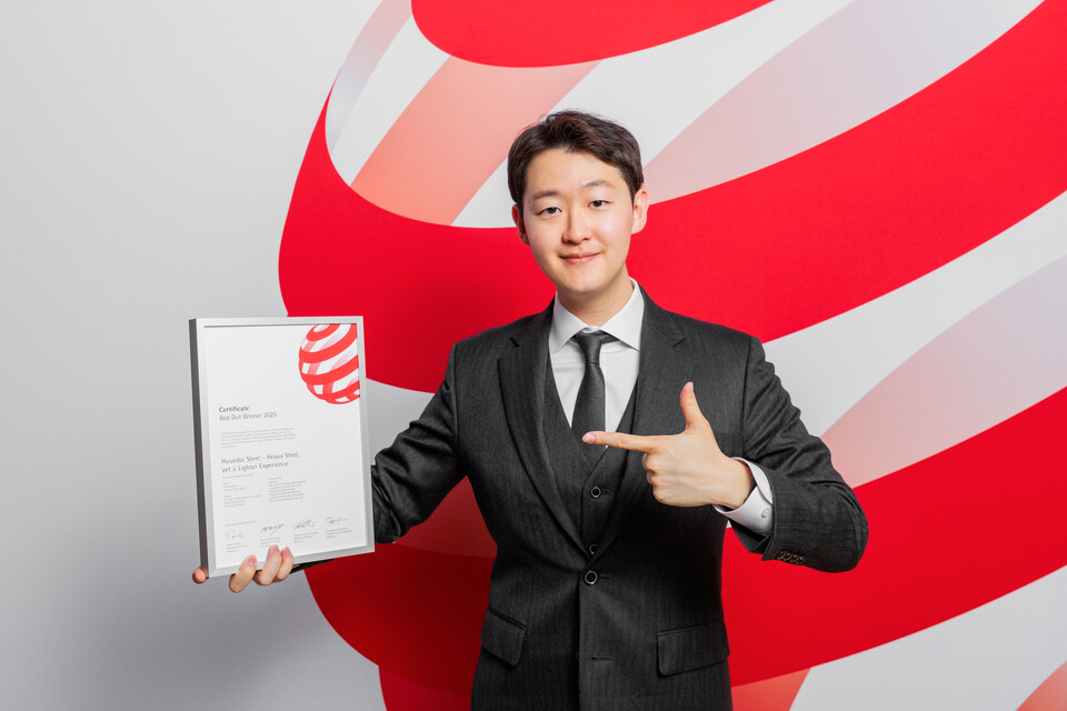 현대제철 직원이 지난 7일 독일 베를린에서 열린 2025 레드닷 디자인 어워드 시상식에서 본상을 수상한 후 기념 촬영을 하고 있다./현대제철