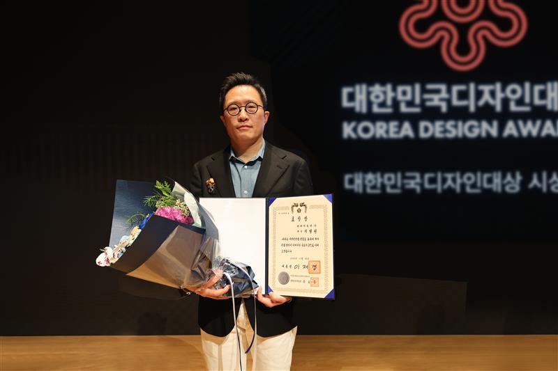 제27회 대한민국디자인대상에서 현대차 브랜드마케팅본부장 지성원 전무가 대통령 표창을 수상한 후 기념 촬영을 하고 있다./현대자동차