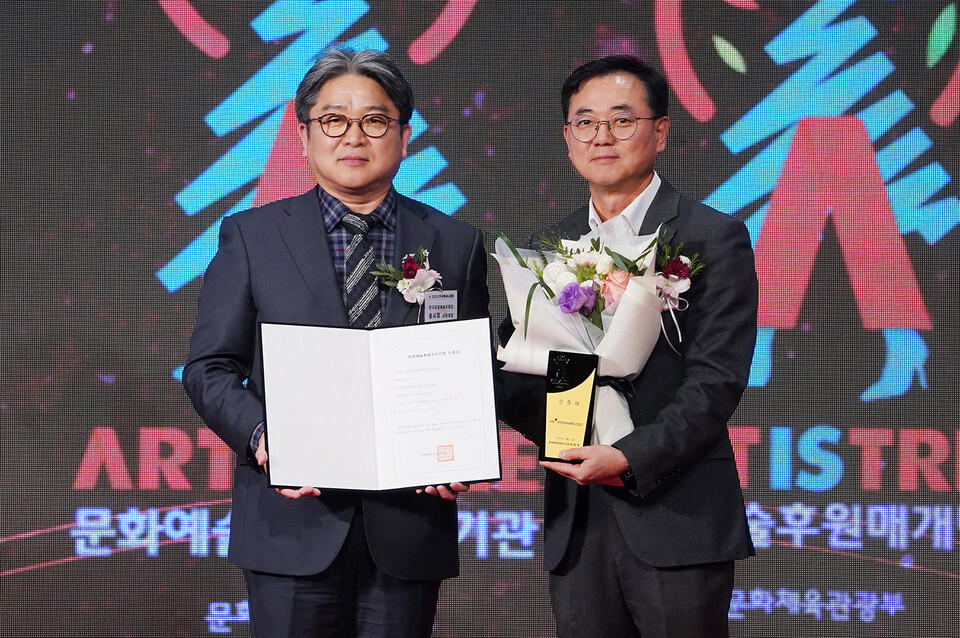 최형식 HS효성 커뮤니케이션실 상무(오른쪽), 송시경 한국문화예술위원회 사무처장(왼쪽)./ HS효성 제공