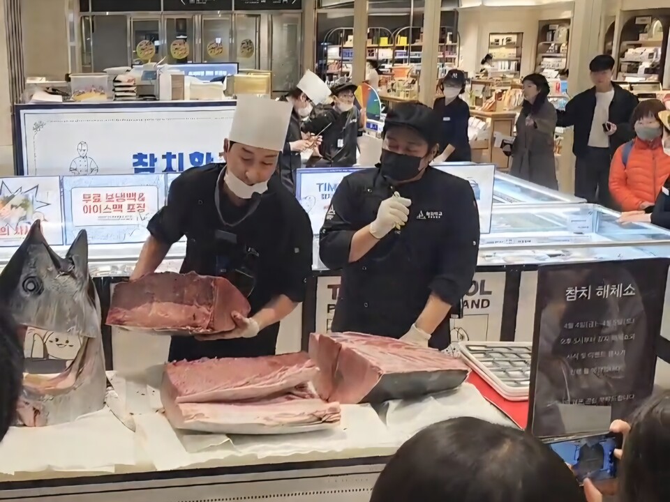 지난 10월, 신세계 하남점에서 참치 해체쇼를 하고 있는 장면. 사진=참치학교