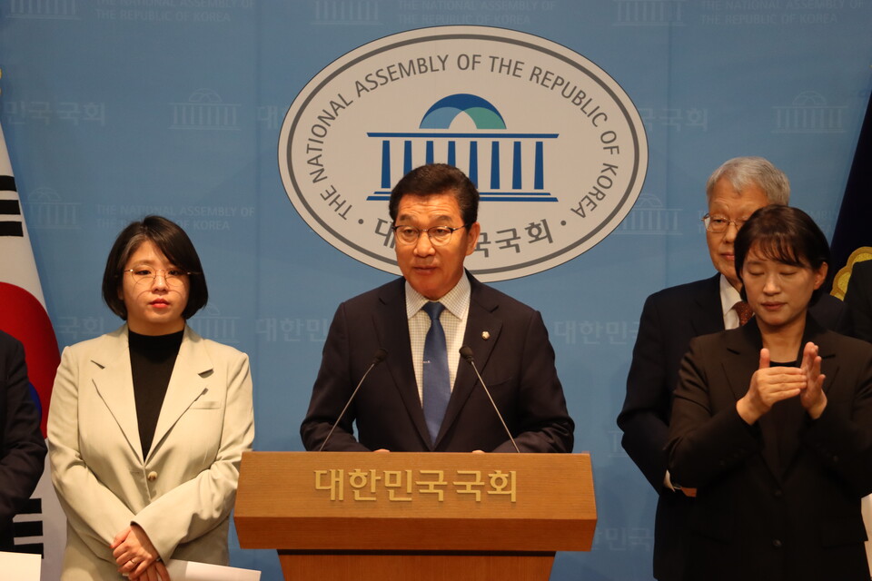 신정훈 행안위원장이 용혜인 의원(왼쪽)과 주민자치법 통과를 주장하고 있다. /사진=신 의원실