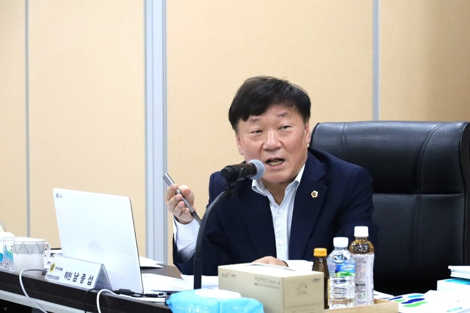 남종섭 경기도의회 안전행정위원회 의원(더불어민주당, 용인3)은 11일 열린 2025년도 안성소방서 행정사무감사에서 “도농복합지역과 농어촌 지역의 의용소방대 인력 고령화가 심각한 수준”이라며 “정년 연장을 포함한 제도 개선이 필요하다”고 강조했다./ 경기도의회 제공