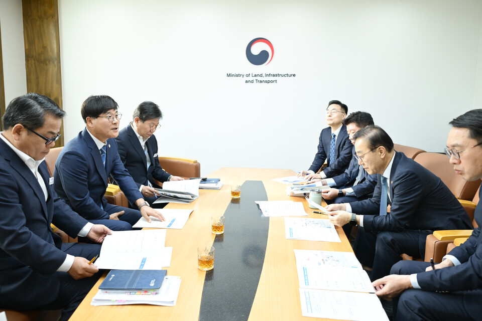 변광용 시장이 국토발전전시관에서 김윤덕 국토교통부장관에게 남부내륙철도 착공식 거제 개최 및 한-아세아 국가정원 재추진 등 건의.사업 설명 중. 사진=거제시