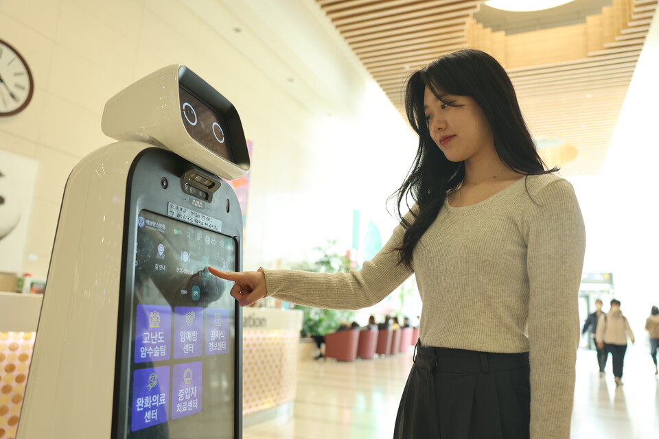 내원객이 클로이 안내로봇으로 길찾기를 하고 있다./세브란스병원 제공