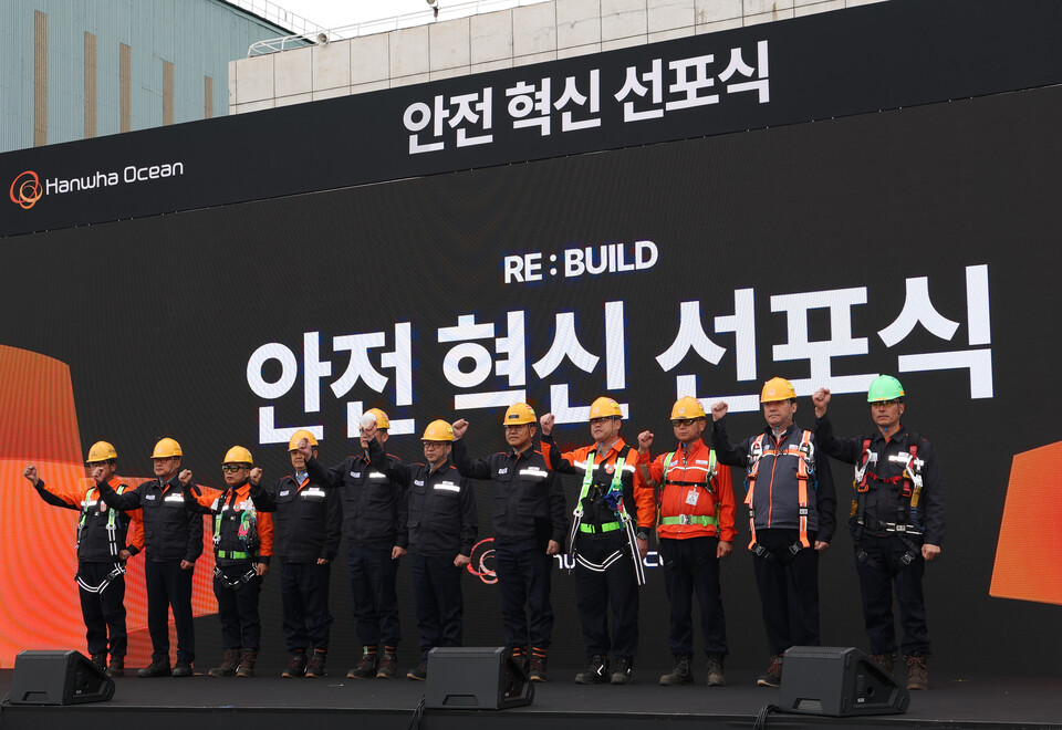 12일 한화오션 거제사업장에서 진행된 안전 혁신 선포식에서 김희철 대표(왼쪽 일곱번째)를 비롯한 주요 경영진들이 안전관리 체계의 근본적인 혁신에 대한 결의를 다지고 있다./한화오션