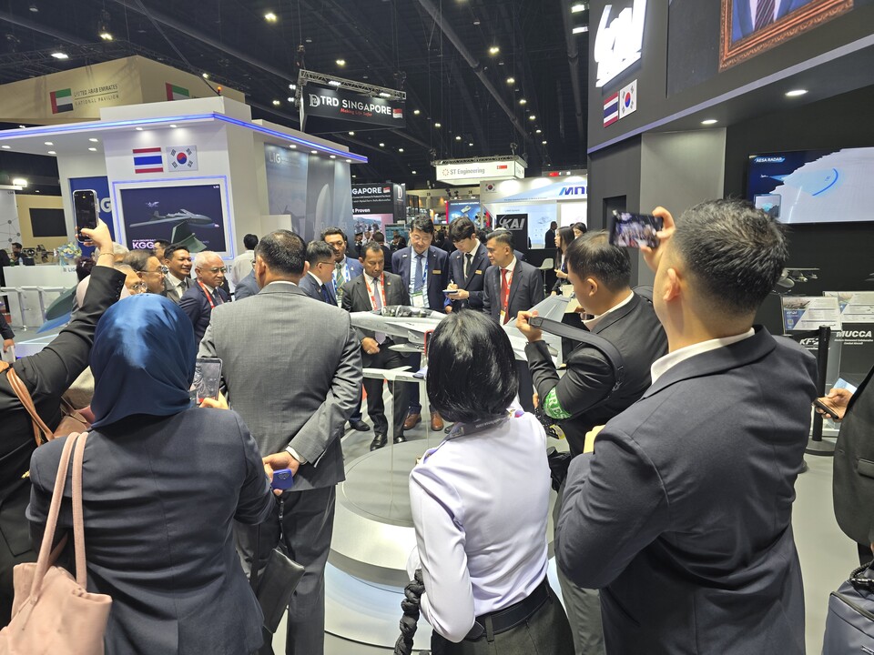 말레이시아 국방부 사무총장 일행이 KAI 부스를 방문해 직원으로부터 설명을 듣고 있다./KAI