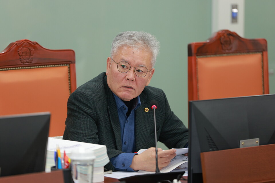 경기도의회 문화체육관광위원회 홍원길 의원(국민의힘, 김포1)은 11일 열린 경기문화재단·경기아트센터 행정사무감사에서 “경기아트센터의 인사 절차 불공정과 업무추진비 방만 집행이 도민 신뢰를 무너뜨리고 있다”고 강하게 질타했다./ 경기도의회 제공