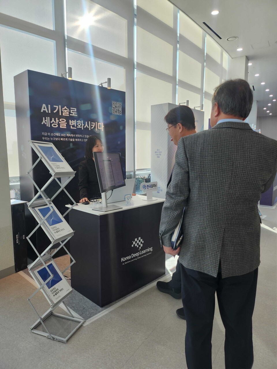한국딥러닝이 경기도청에서 열린 '경기 생성형 AI 플랫폼 구축 데모데이'에 참가해 VLM 기반 문서 구조 분석 솔루션 'DEEP Parser(딥 파서)'를 시연했다./한국딥러닝