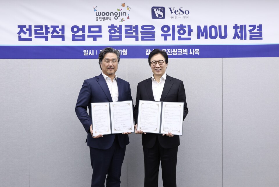 업무협약 체결식에서 윤승현 웅진씽크빅 대표이사(왼쪽)와 이두희 베테랑소사이어티 대표가 기념사진을 촬영하고 있다./웅진