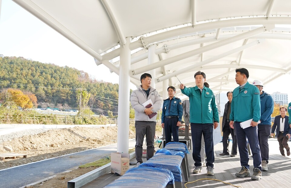 광주시(시장 방세환)는 지난 11일 동절기 안전사고 예방을 위해 지역 내 주요 대형 공사 현장 3곳을 점검했다고 밝혔다./ 광주시 제공
