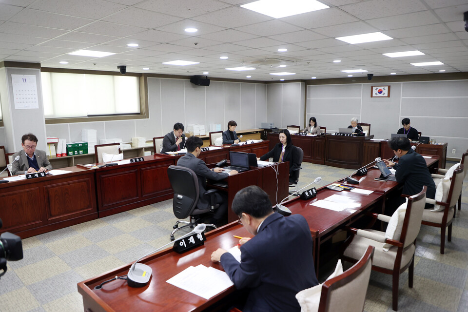 이재형 의원(국민의힘, 원천·영통1)은 도시공사의 부채 상환 계획과 조직운영 비전을 집중적으로 물으며, “최근 울산 화력발전소 사고를 계기로 중대재해처벌법 대응 체계 강화와 안전관리 혁신이 반드시 필요하다”고 당부했다./ 수원특례시의회 제공