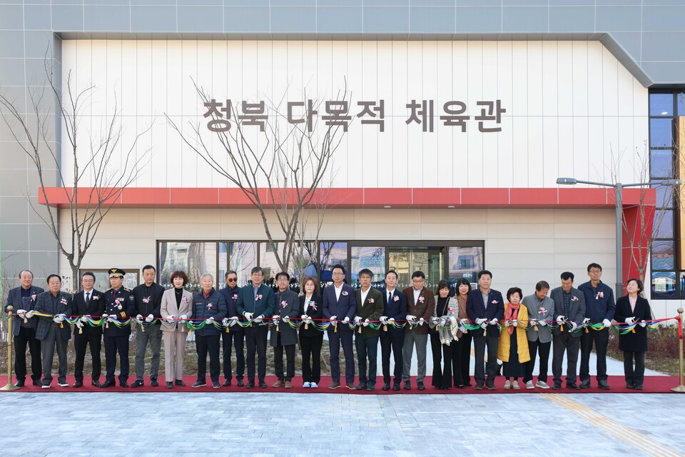 강정구 의장은 축사를 통해 “체육관을 짓는 것보다 더 중요한 것은 시민의 참여와 애정으로 이 공간을 살아 숨 쉬게 만드는 일”이라며, “청북 다목적체육관이 세대를 잇고 이웃을 모으는 지역 커뮤니티의 중심으로 자리 잡아 아이들의 꿈, 어르신의 건강, 직장인의 재충전을 품는 공간이 되길 바란다”고 강조했다./ 평택시의회 제공