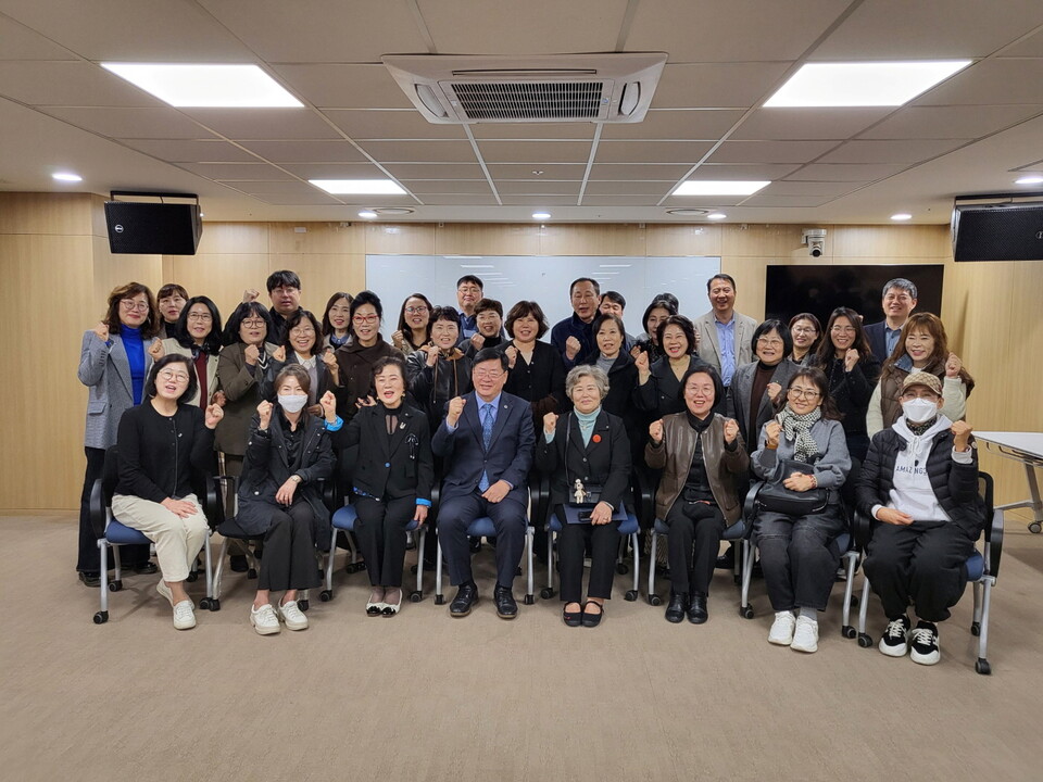 이선구 경기도의회 보건복지위원장(더불어민주당, 부천2)은 12일 경기도의회 중회의실에서 한국장애인부모회 경기도지회 회원 30여 명과 2026년도 장애인 복지 예산안 감액 관련 정담회를 갖고, 현장의 목소리를 반영한 예산 편성을 촉구했다./ 경기도의회 제공