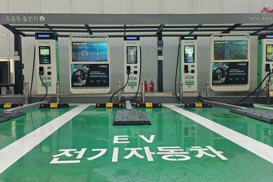 충전소 중앙에 고정된 전기차 화재진압설비(살수 노즐 플레이트)./ GS칼텍스 제공