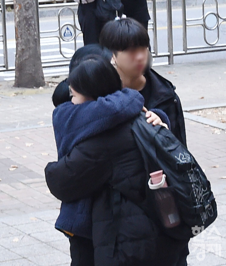 2026학년도 대학수학능력시험이 실시된 13일 오전 서울 송파구 영동일 고등학교에 마련된 시험장 앞에서 수험생이 가족들의 응원을 받고 있다. / 이호형 기자 leemario@sporbiz.co.kr 2025.11.13