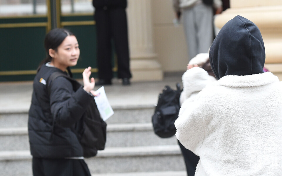 2026학년도 대학수학능력시험이 실시된 13일 오전 서울 송파구 영동일 고등학교에 마련된 시험장에서 학부모들이 수험생 배웅을 하고 있다./ 이호형 기자 leemario@sporbiz.co.kr 2025.11.13