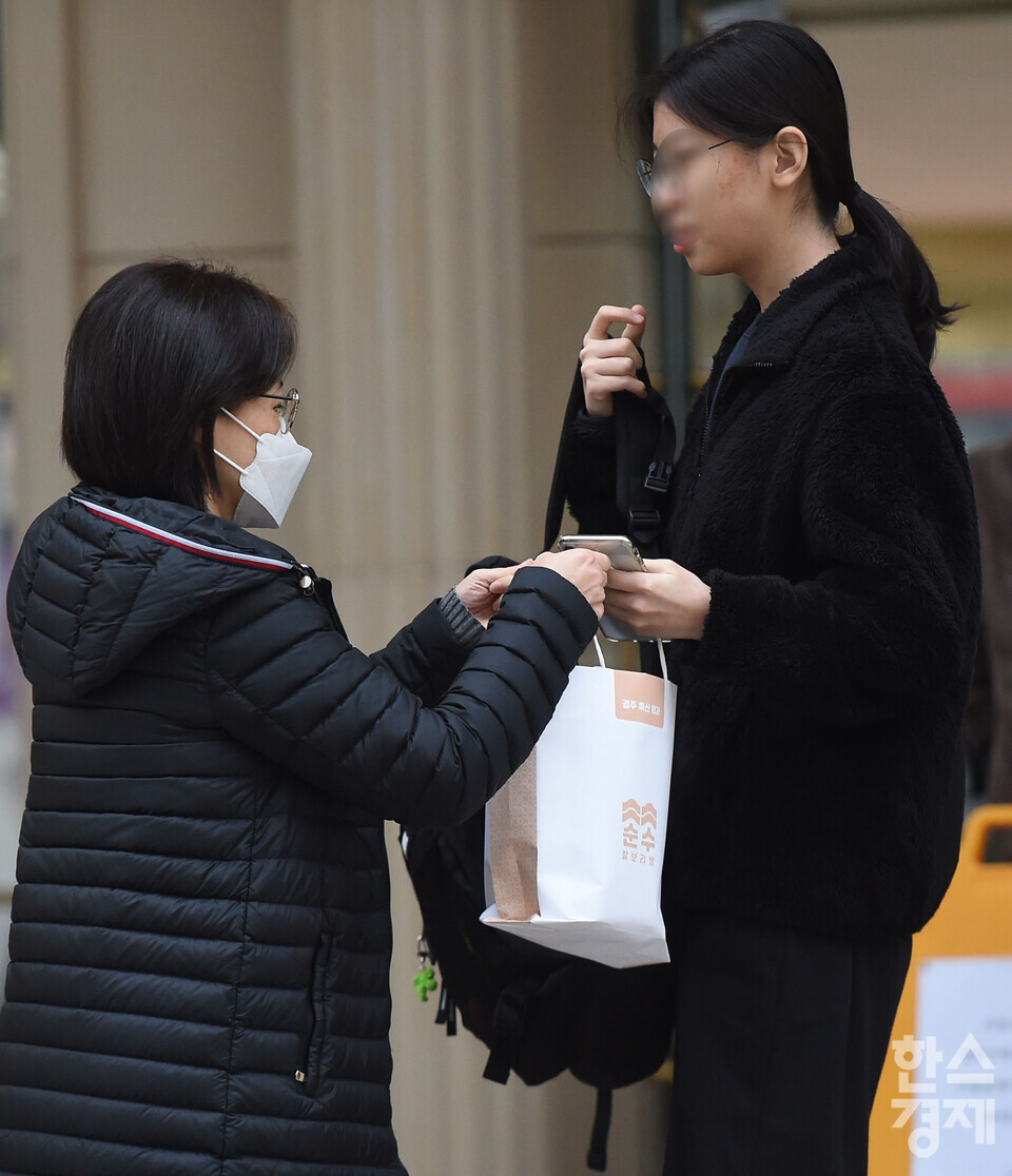 2026학년도 대학수학능력시험이 실시된 13일 오전 서울 송파구 영동일 고등학교에 마련된 시험장 앞에서 수험생이 가족들의 응원을 받고 있다. / 이호형 기자 leemario@sporbiz.co.kr 2025.11.13