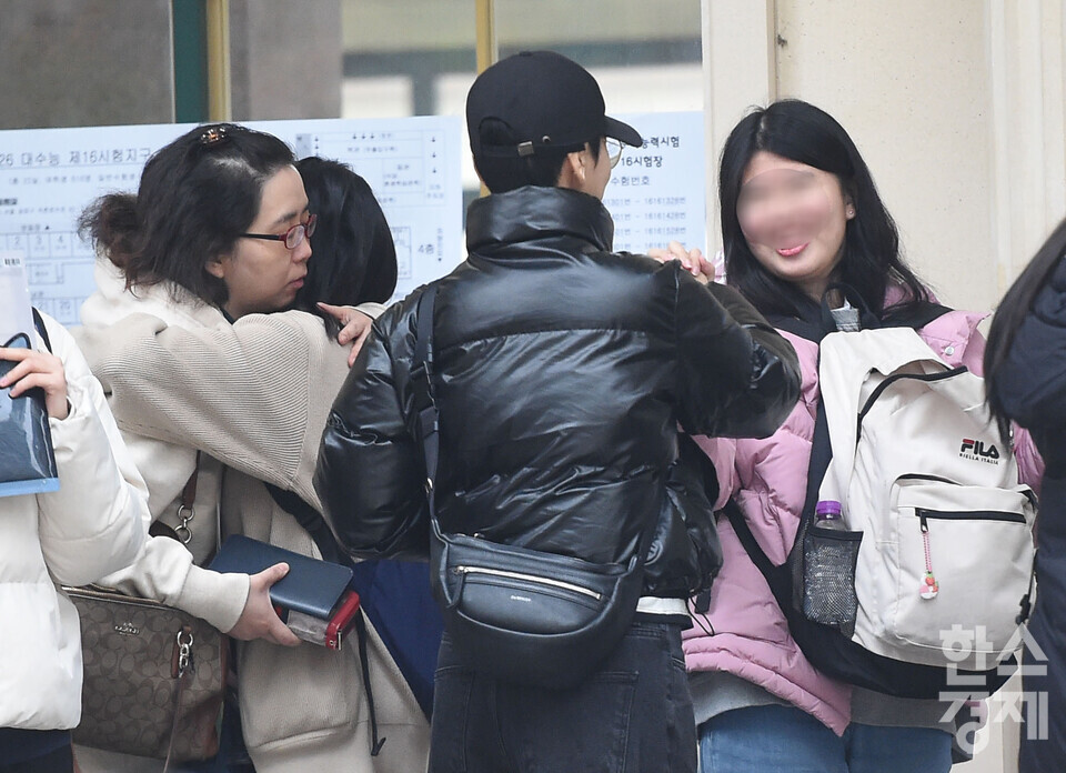 2026학년도 대학수학능력시험이 실시된 13일 오전 서울 송파구 영동일 고등학교에 마련된 시험장 앞에서 수험생들이 가족들의 응원을 받고 있다. / 이호형 기자 leemario@sporbiz.co.kr 2025.11.13