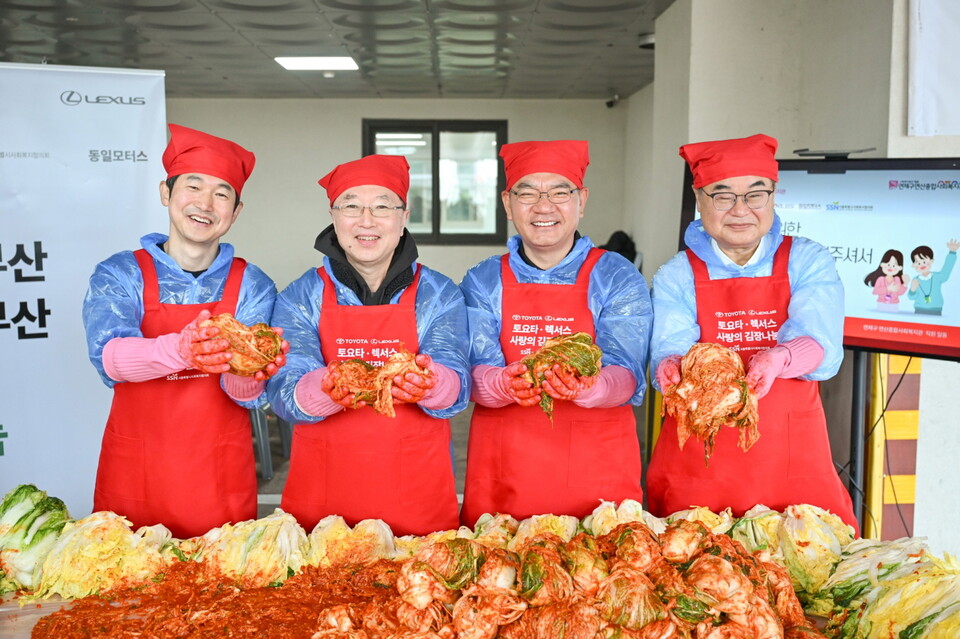 (왼쪽부터) 이병진 한국토요타자동차 부사장, 오스카 츠요시 주부산일본국총영사관 총영사, 송석환 동일모터스  대표, 콘야마 마나부 한국토요타자동차 대표이사 사장이 기념 촬영을 하고 있다./한국토요타자동차