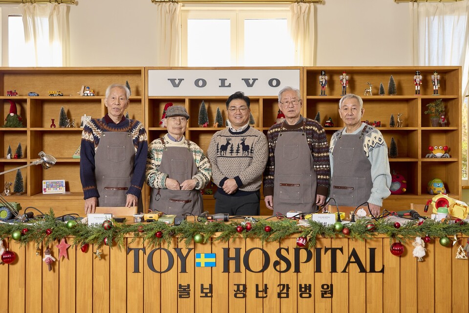 '볼보 장난감 병원' 행사에서 시니어 봉사단체 키니스의 단원이 기념 촬영을 하고 있다./볼보자동차코리아