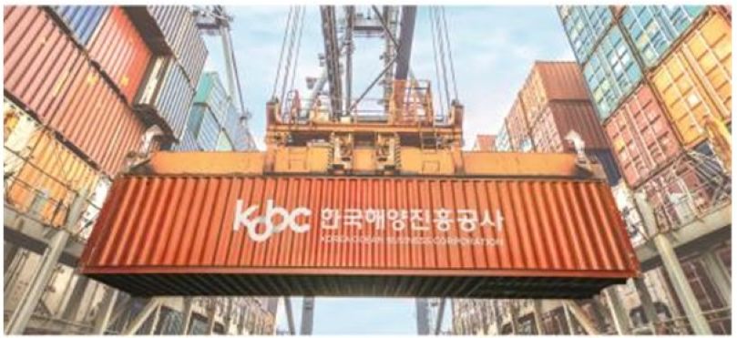 한국해양진흥공사가 협력 금융기관과 함께 제작한 컨테이너가 선적되고 있다./해진공