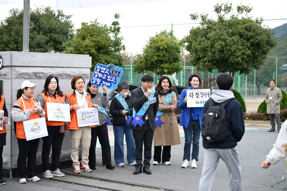  변광용 거제시장이 '2026학년도 대학수학능력시험’ 이 실시된 상문고등학교를 방문해 수험생을 격려하고 있다.  사진=거제시