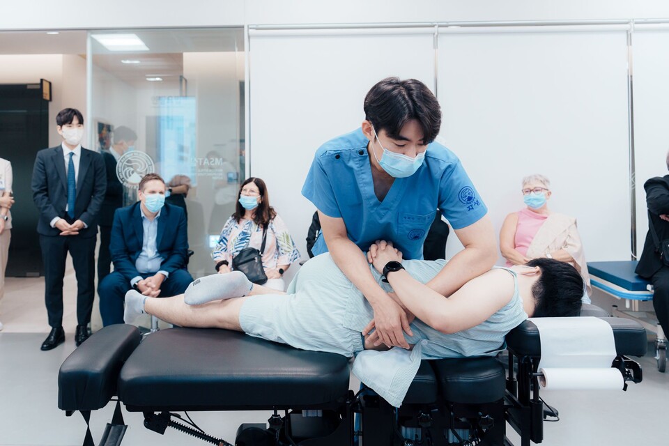 자생한방병원 의료진이 추나요법을 시연하고 있다./자생한방병원 제공