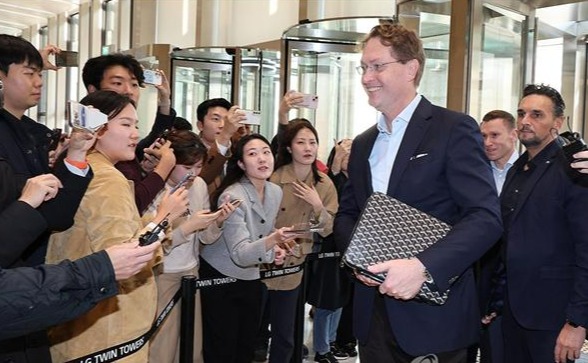 13일 방한한 올라 칼레니우스 메르세데스-벤츠 회장이 서울 여의도 LG트윈타워로 들어서면서 취재진 질문을 받고 있다./연합뉴스