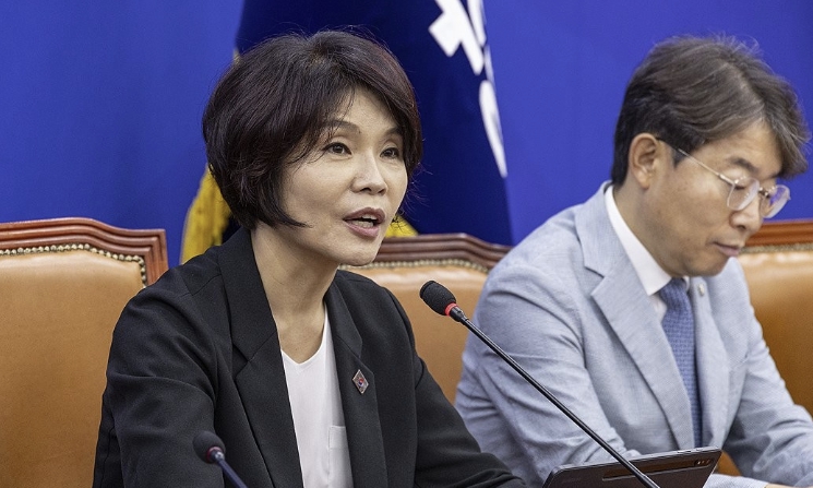 한정애 더불어민주당 정책위의장이 지난 9월 2일 국회에서 열린 원내대책회의에서 정기국회 운영 방향에 대해 말하고 있다./연합뉴스