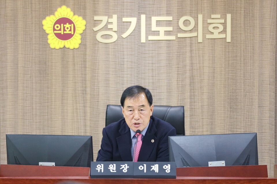 경기도의회 미래과학협력위원회 이제영 위원장(국민의힘, 성남8)은 12일 경기테크노파크와 경기대진테크노파크를 대상으로 진행된 행정사무감사에서 “위원회의 행감 자료 축소 조치를 단순한 업무 경감으로 오해해서는 안 된다”며, “행정의 본질은 지적사항 개선과 예산 효율화에 집중하라는 의미”라고 강하게 질타했다./ 경기도의회 제공