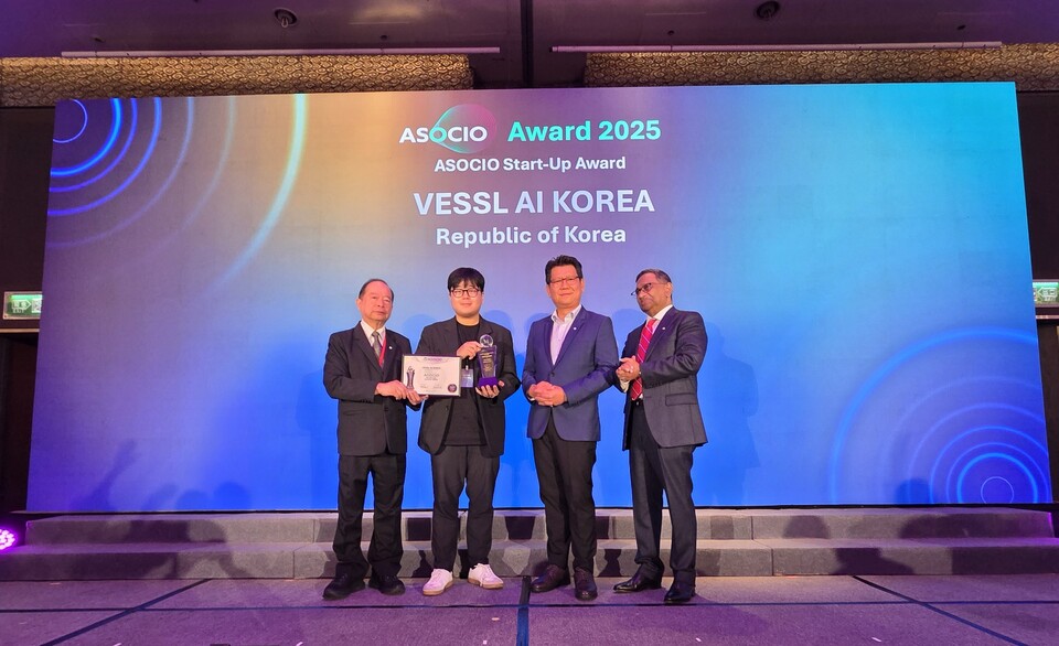 안재만 베슬에이아이 대표(왼쪽에서 두번째)가 ASOCIO 디지털 서밋 2025 시상식에서 수상기념 촬영을 하고 있다./베슬에이아이