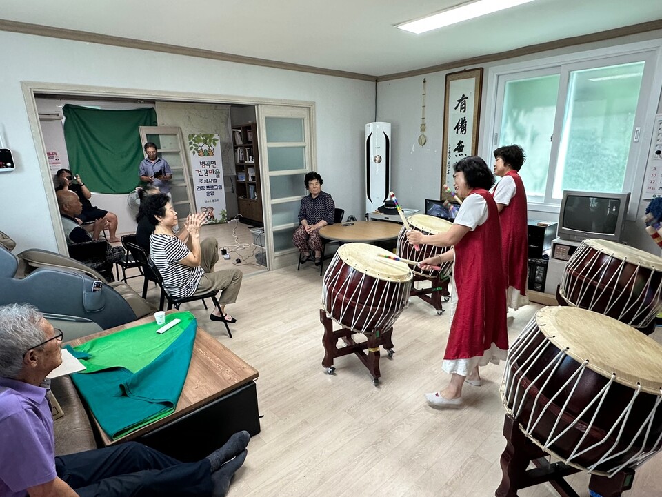 '찾아가는 마을극장 프로그램' 예주줌마 난타 공연. 사진=영덕군