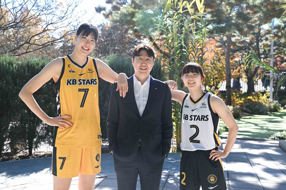 왼쪽부터 순서대로 청주 KB의 박지수와 김완수 감독, 허예은. /WKBL 제공