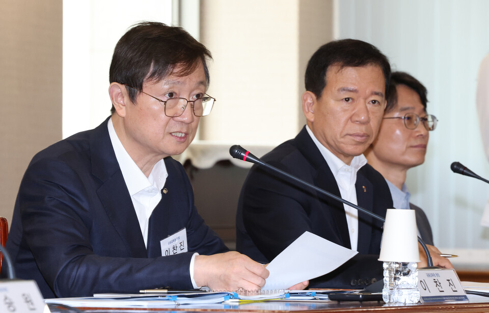 13일 서울 여의도 금융감독원에서 열린 '금융투자상품 설계·판매 단계의 소비자보호 실효성 강화 방안' 토론회에서 이찬진 금융감독원장(가운데)이 개회사를 하고 있다. [사진=연합뉴스]