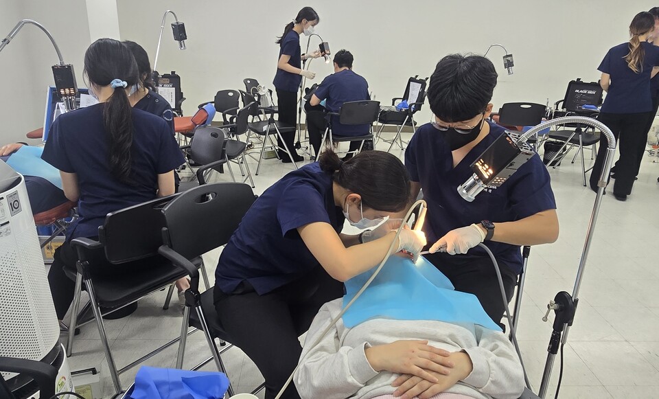 경희대학교의료원 의과문명원이 동대문지역자활센터와 치과 진료봉사를 진행했다./경희대학교의료원 제공
