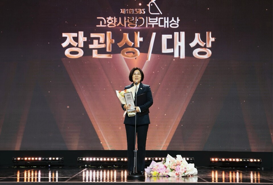 안성시(시장 김보라)가 13일 열린 제1회 SBS고향사랑기부대상에서 ‘대상’과 ‘농촌활성화 유공 농림축산식품부 장관상’을 동시에 수상하며 고향사랑기부제 운영의 선도 지자체로 자리매김했다./ 안성시 제공