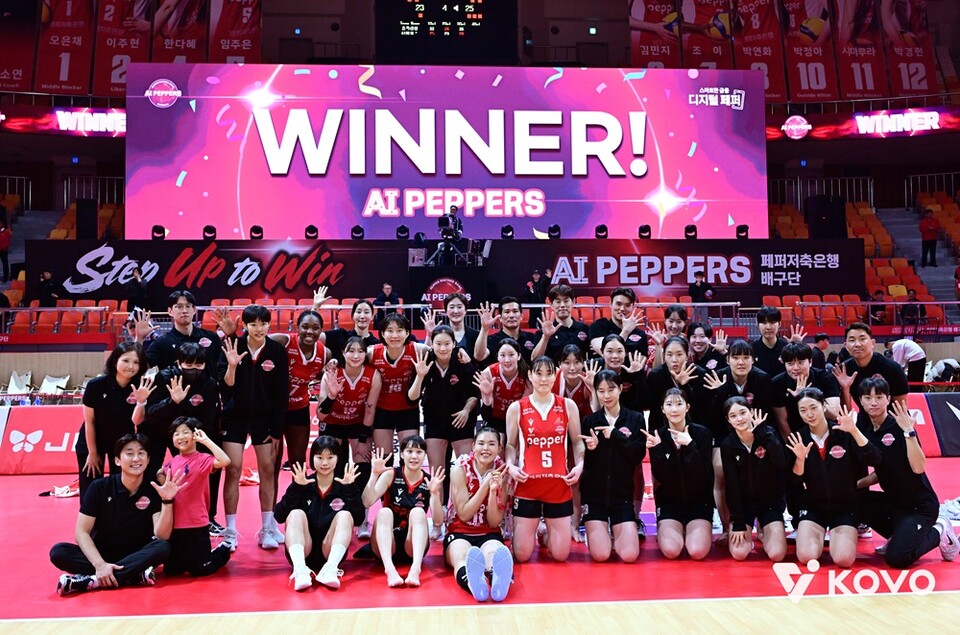 페퍼저축은행 선수단이 흥국생명전 승리 후 단체 사진을 촬영하고 있다. /KOVO 제공