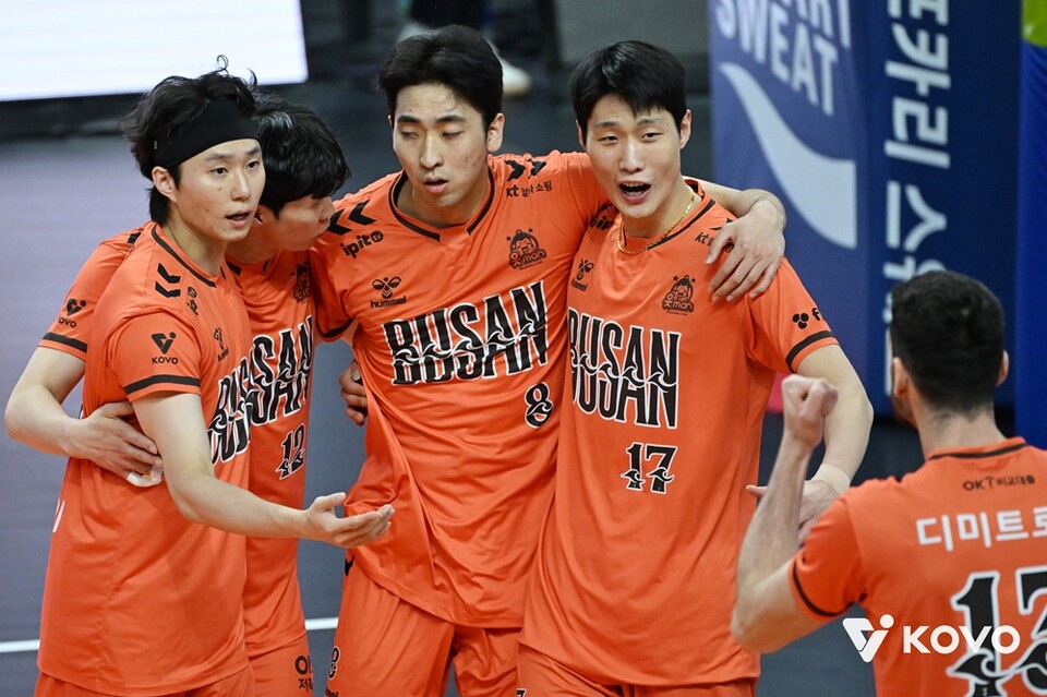 OK저축은행 선수단이 공격 성공 후 모여 기뻐하고 있다. /KOVO 제공