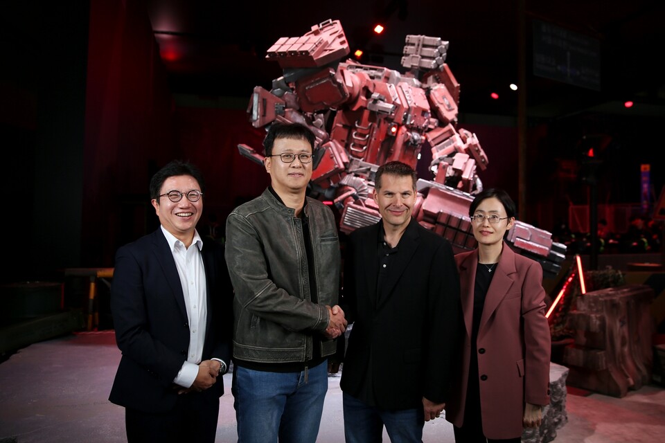 (왼쪽부터) 최원종 엔씨소프트 IP얼라이언스실장(상무), 배재현 빅파이어 게임즈 대표 겸 엔씨소프트 부사장, 제러미 홀렛 마이크로소프트 애저 고객 신뢰 엔지니어링 총괄 부사장, 임옥희 한국마이크로소프트 고객 성공 사업부 부문장./엔씨소프트