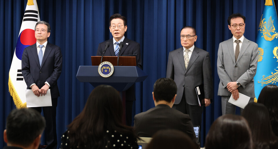 이재명 대통령이 14일 서울 용산 대통령실 기자회견장에서 한미 관세·안보 협상 '조인트 팩트시트'(공동 설명자료) 최종 합의를 발표하고 있다. 왼쪽부터 김용범 정책실장, 이 대통령, 위성락 국가안보실장, 이규연 홍보소통수석. 사진=연합뉴스