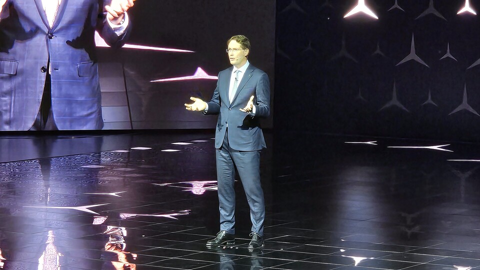 올라 칼레니우스 메르세데스-벤츠 그룹 이사회 의장 겸 CEO가 14일 오전 인천 파라다이스시티에서 열린 기자간담회에 참석해 미래전략에 대해 설명하고 있다./곽호준 기자